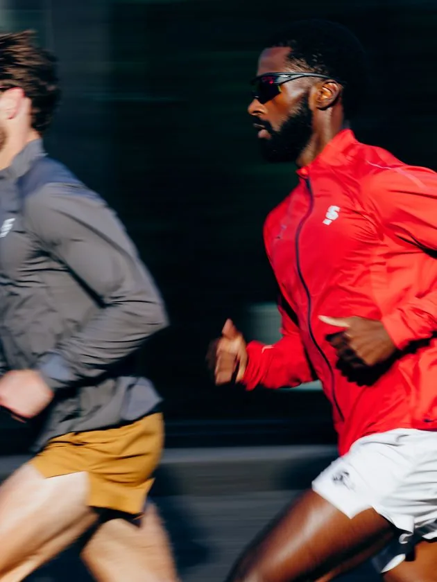 Dos hombres corriendo con desenfoque de movimiento