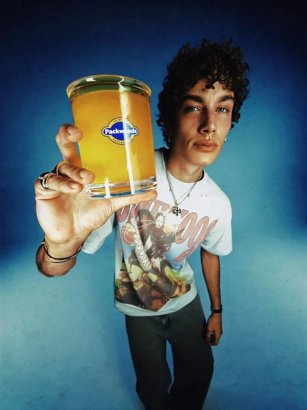 Retrato con vaso de bebida artesanal en primer plano