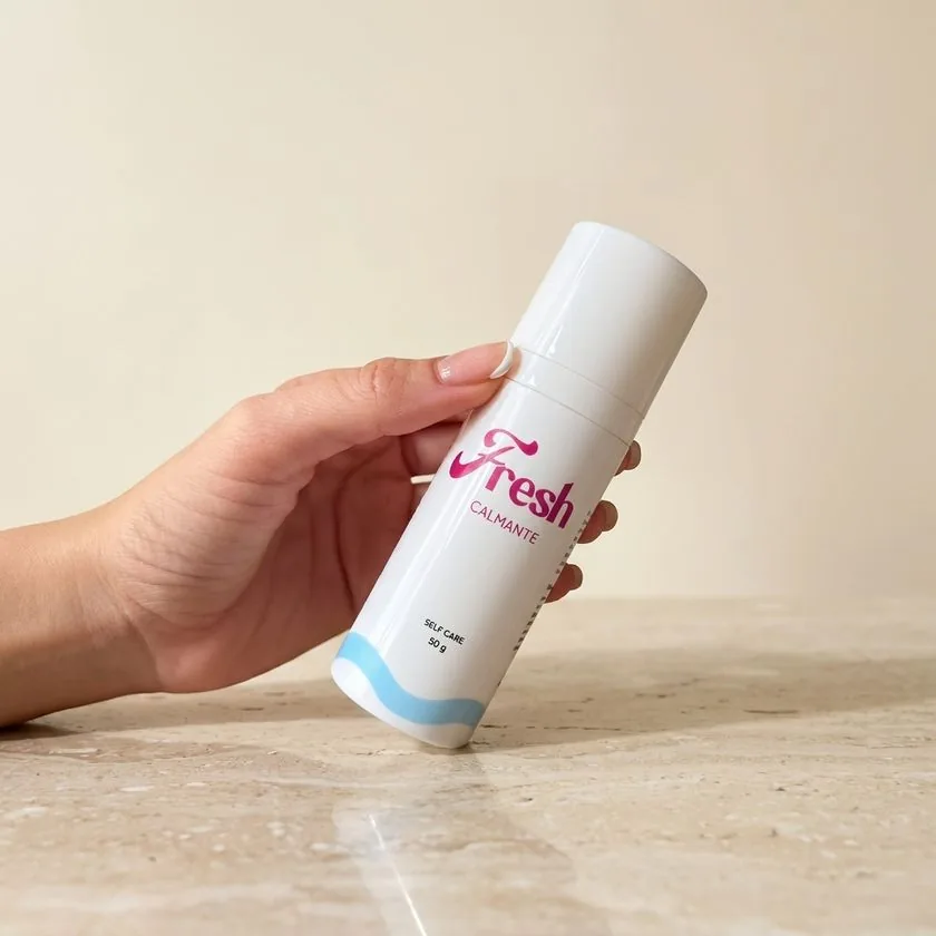 Producto de cuidado personal sostenido en la mano