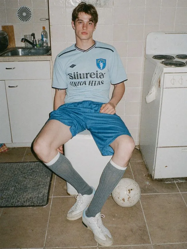 Retrato con uniforme de fútbol en una cocina