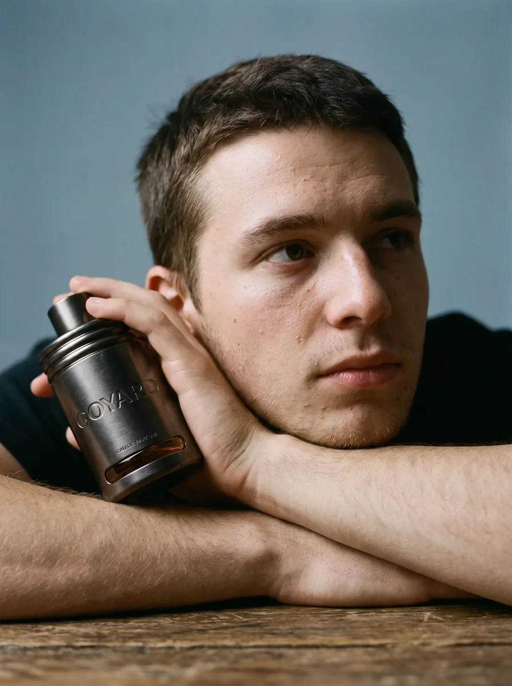 Retrato masculino apoyado sobre una mesa de madera