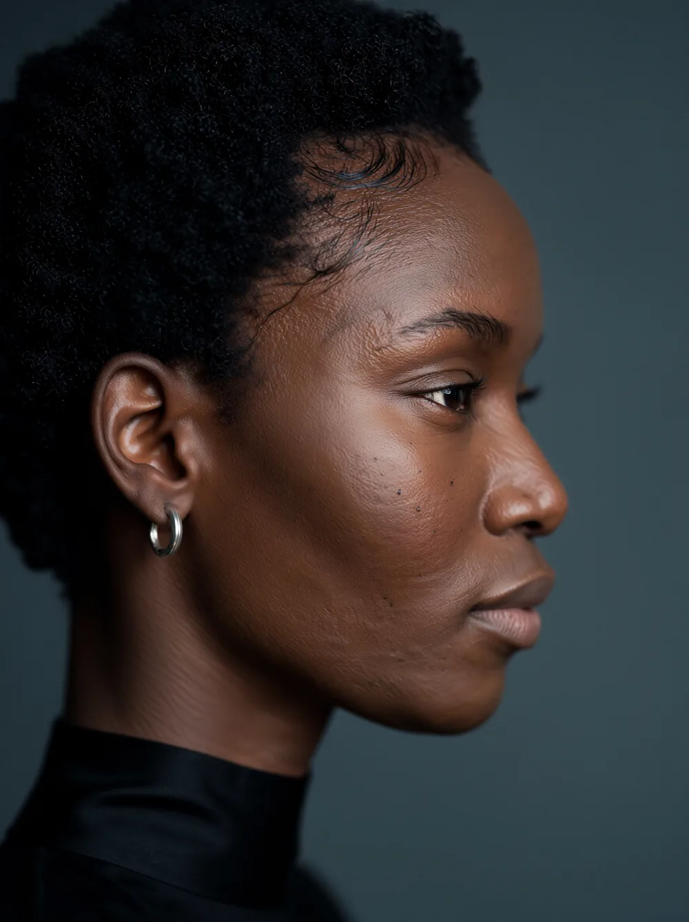Retrato de perfil de mujer con arete de aro