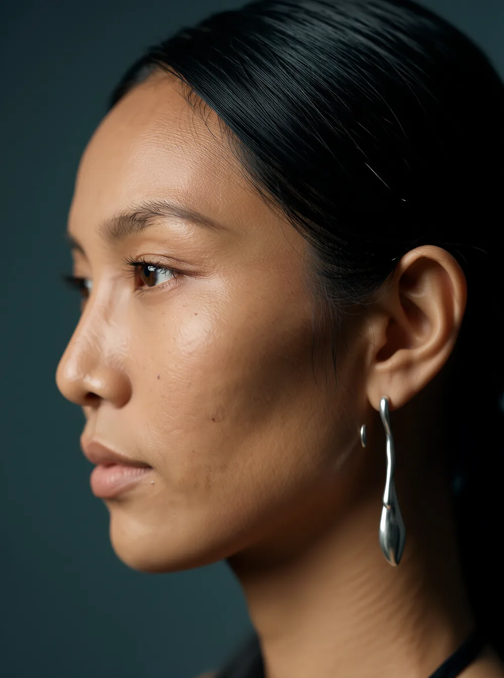 Retrato de perfil con arete de plata